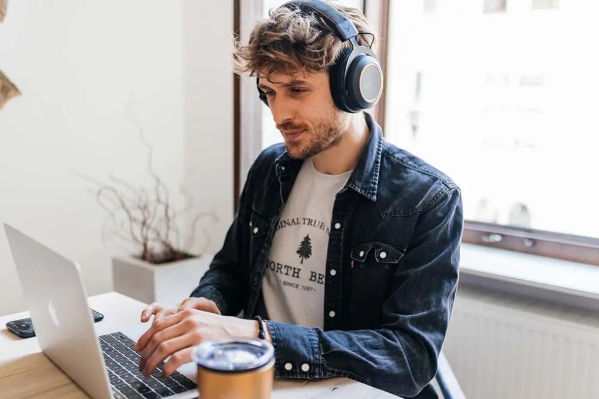 ノイズキャンセリングヘッドホン