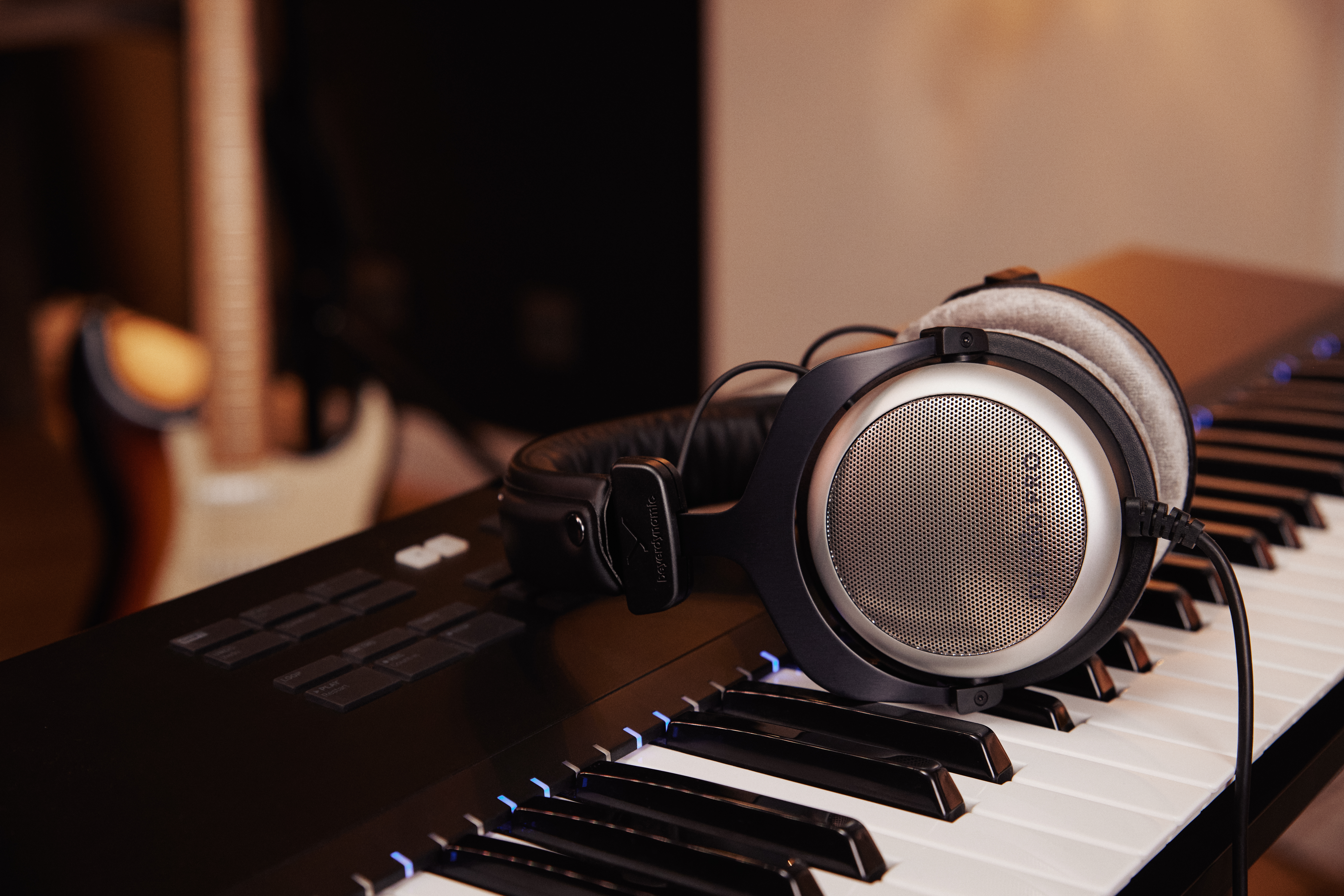 ミキシングマスタリング向けセミオープン型モニターヘッドホン DT 880 PRO DT 880 PRO - beyerdynamic (ベイヤーダイナミック）